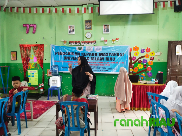 Tim Dosen Pengabdian PBSI FKIP UIR Sosialiasikan Pantun sebagai Upaya pembentukan Karakter